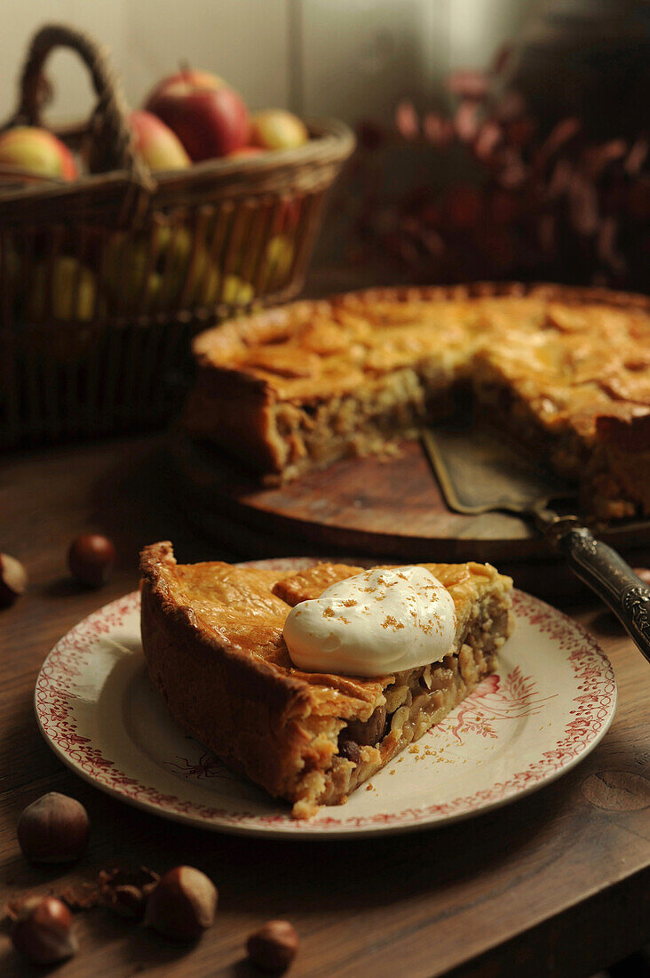 Gedeckter Apfel-Haselnuss-Kuchen