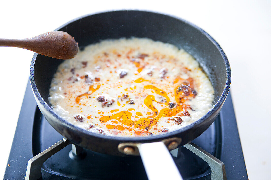 Preparing satay sauce