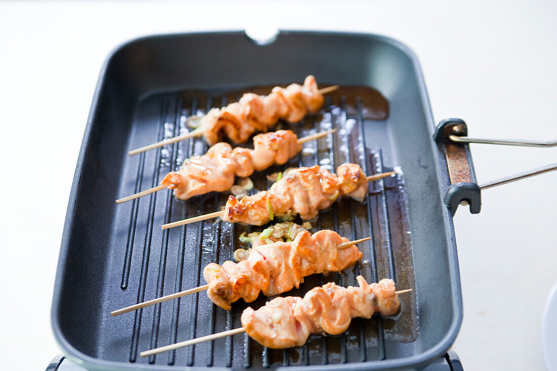 Lachsspieße in einer Grillpfanne