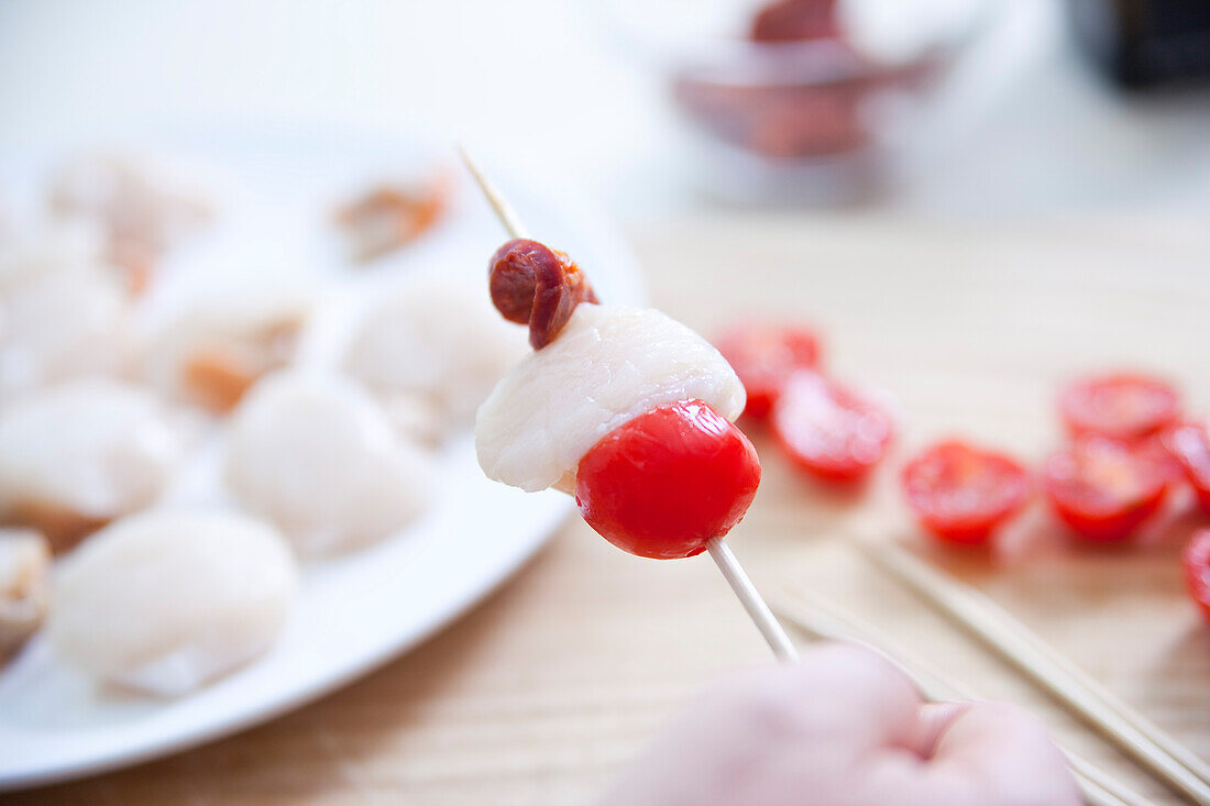 Jakobsmuschelspieße mit Chorizo und Butternutcreme zubereiten: Zutaten aufspießen