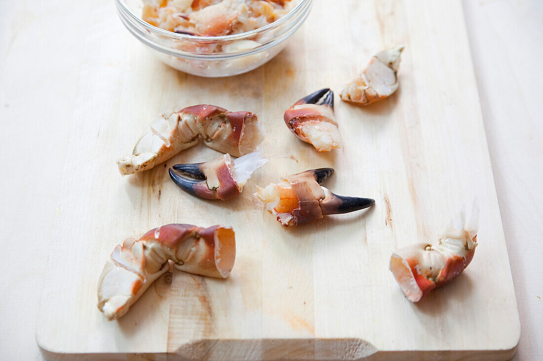 Preparing crab claws for asparagus carpaccio with grapefruit