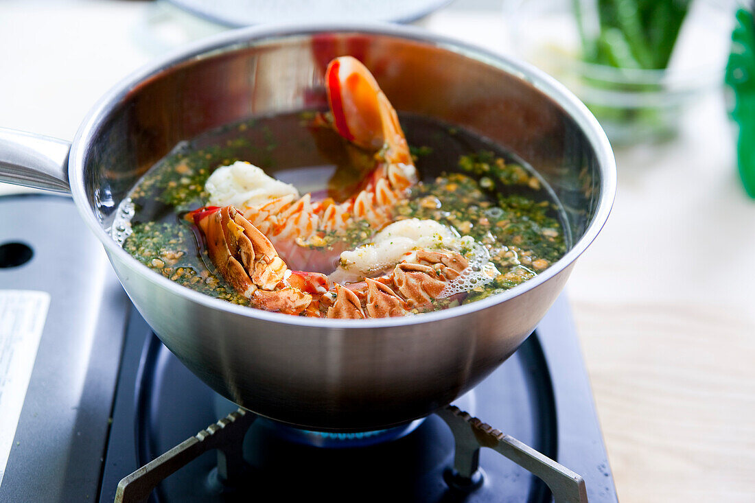 Spargelcremesuppe mit gebratenen Flusskrebsen zubereiten: Flusskrebse kochen