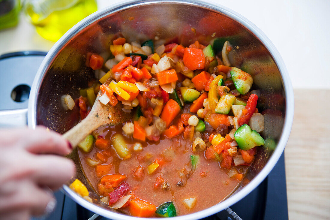 Gemüsemischung im Kochtopf zubereiten