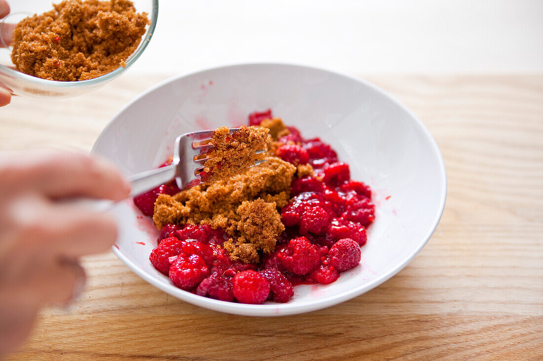 Himbeerkompott für Waffeln zubereiten