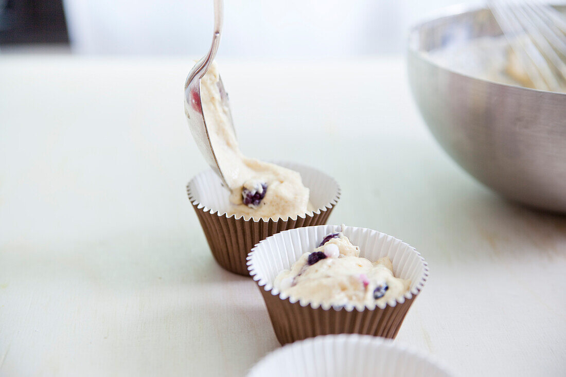 Brombeermuffins zubereiten - Teig in Muffinförmchen füllen