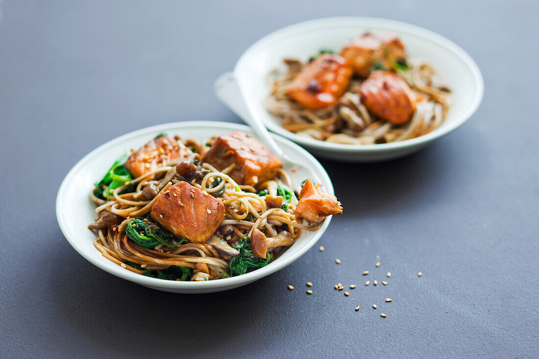 Wok noodles with salmon and sesame seeds (Asia)