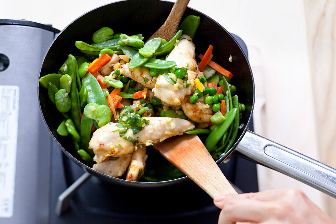 Prepare lemon chicken with vegetables in the pan