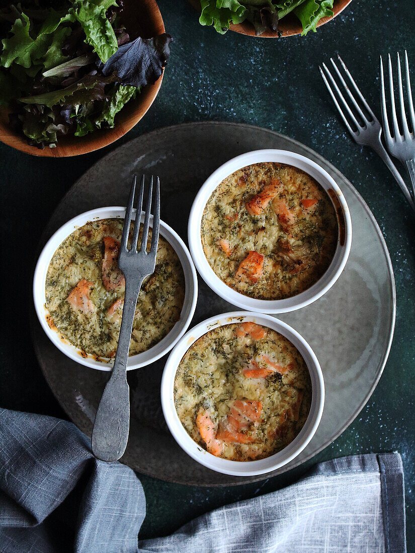 Small flans with broccoli and salmon