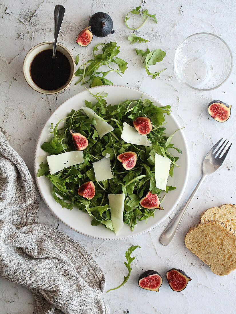 Rocket salad with figs and Ossau-Iraty cheese