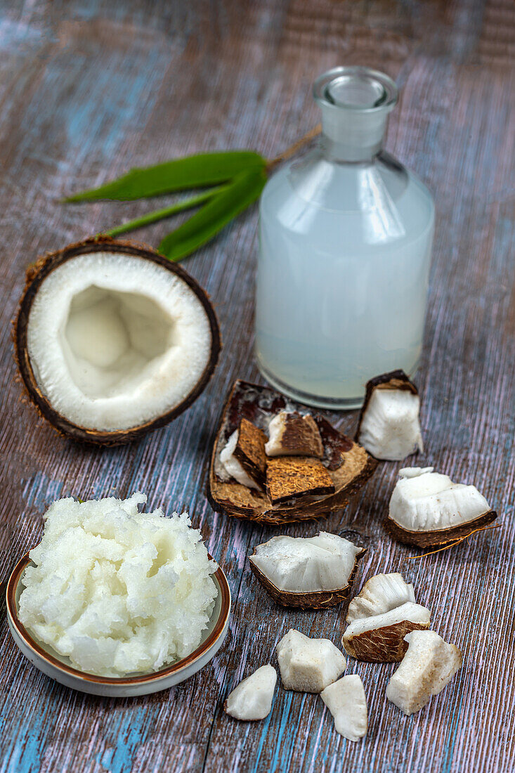 Pflanzliches Kokosnussöl und Karaffe mit Kokoswasser