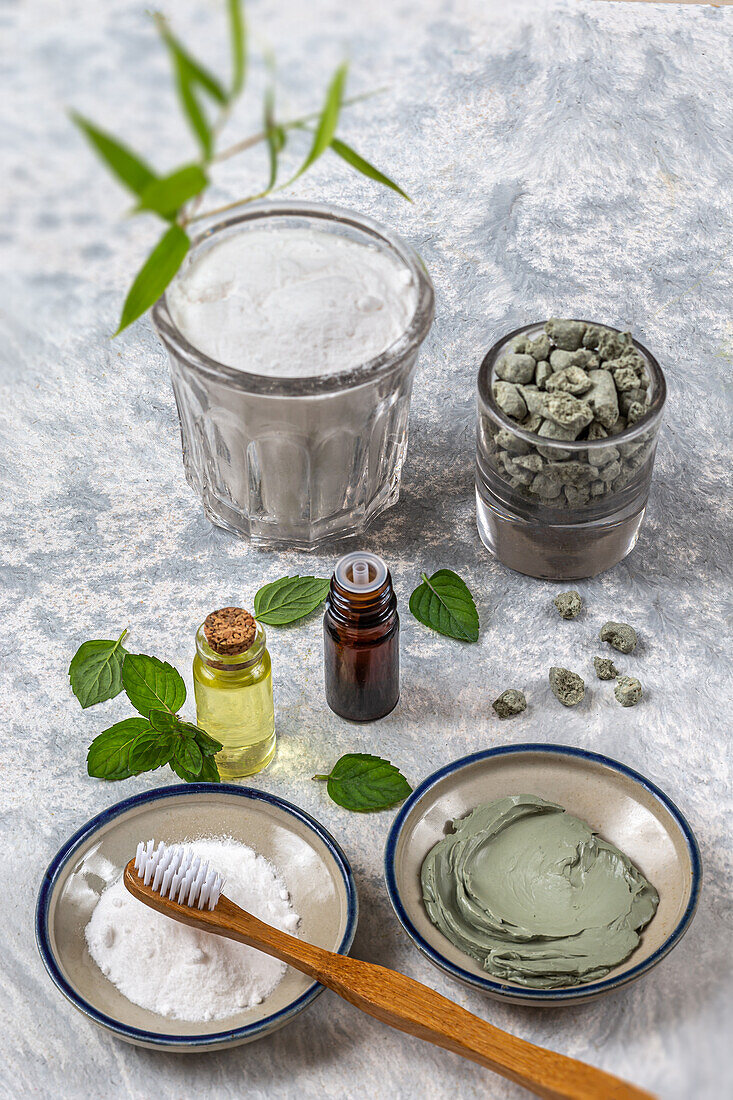 Bicarbonate-Zahnpulver, grüne Tonerde und ätherisches Minzöl