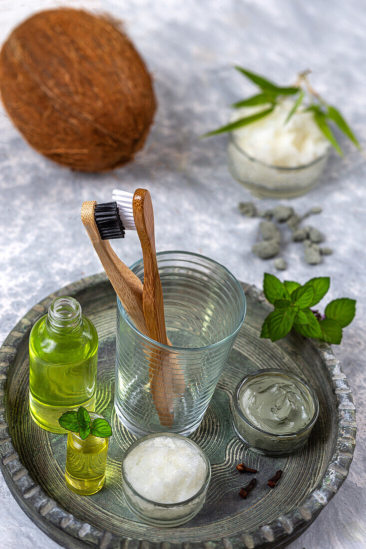 Kokosnussöl, grüne Tonerde und ätherisches Minzöl