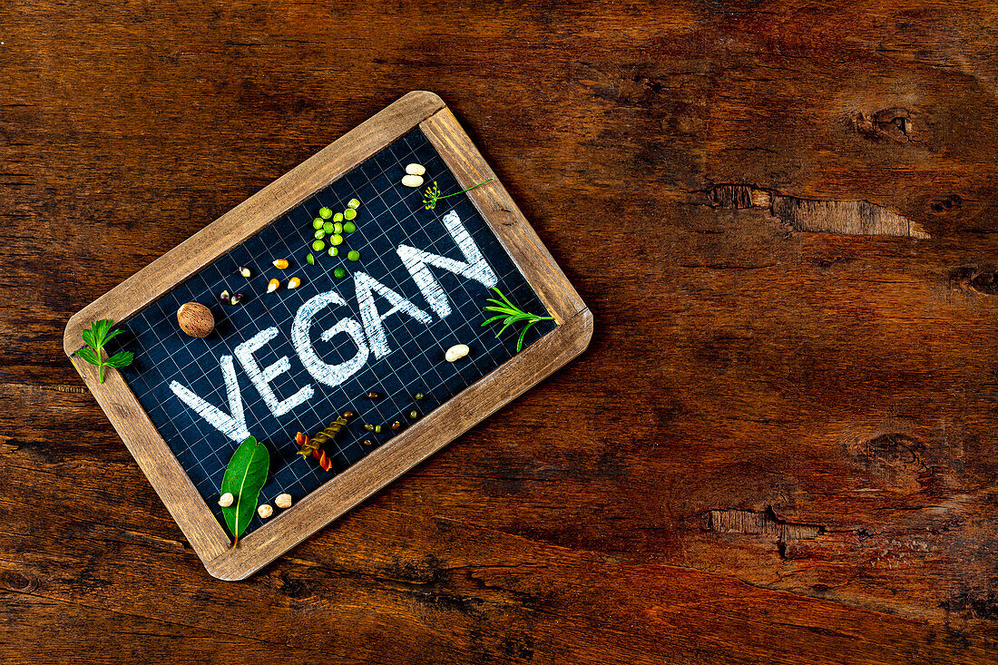 Kreide-Schriftzug 'vegan' auf Schultafel