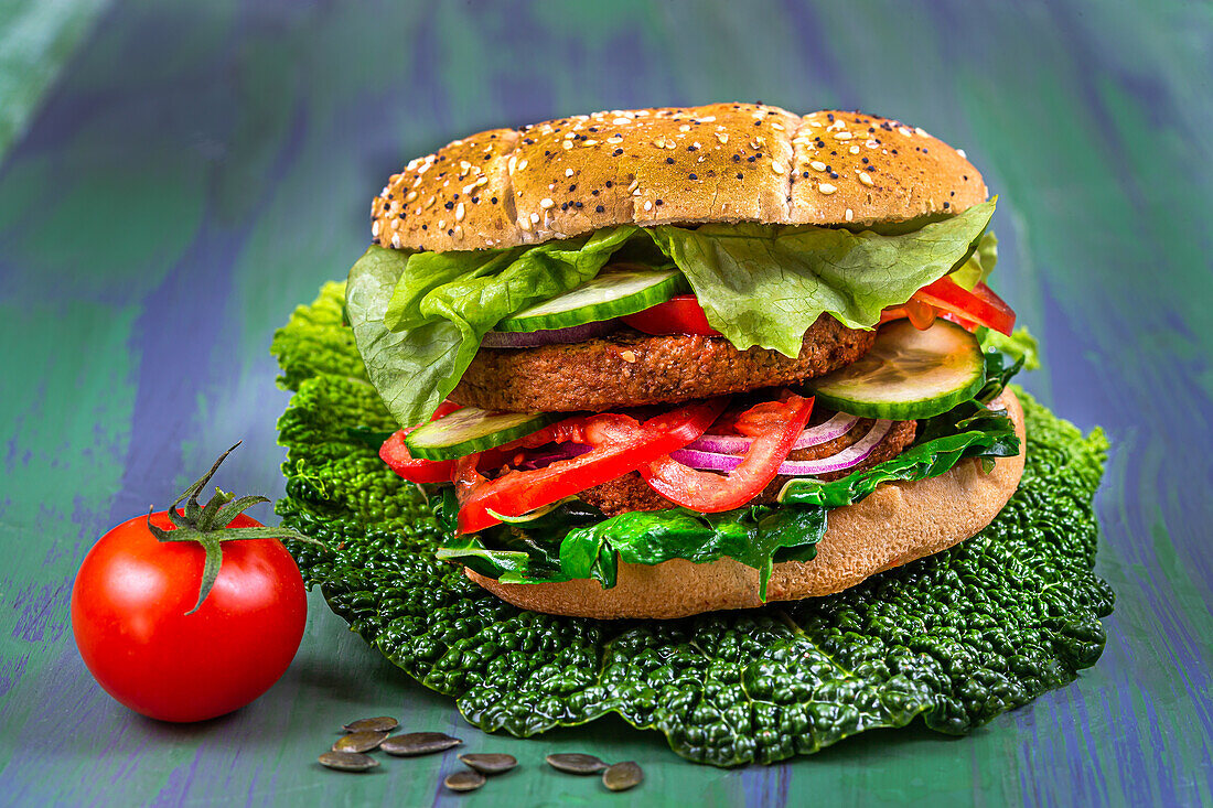 Veganer Burger auf Kohlblatt