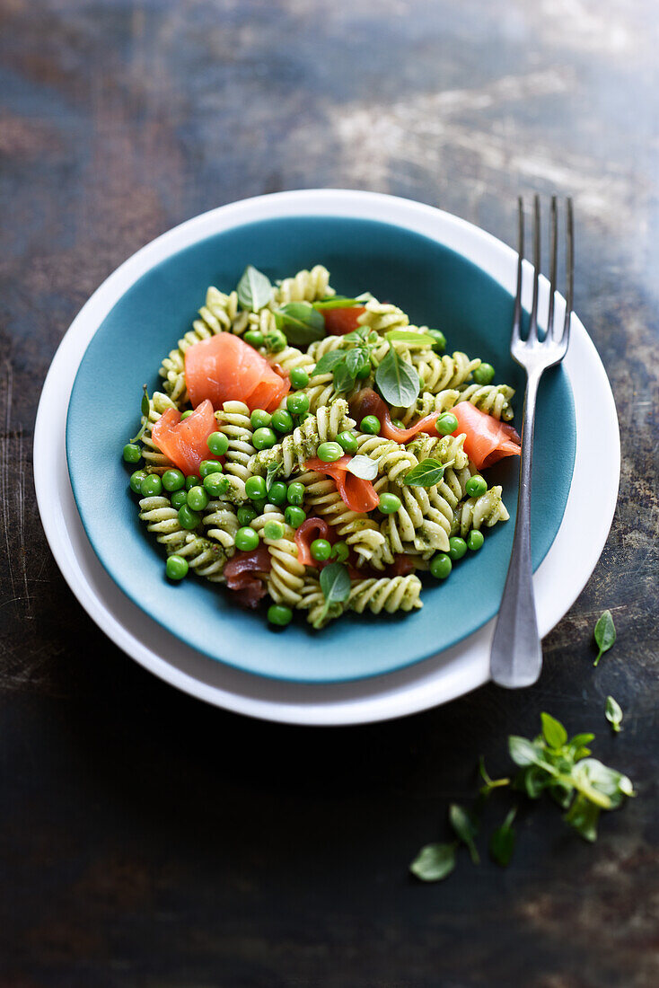 Fusilli mit Räucherlachs und Erbsenpesto