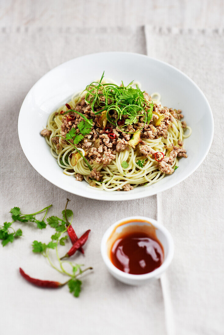 Spaghetti mit Schweinehackfleisch, Ingwer und Chili