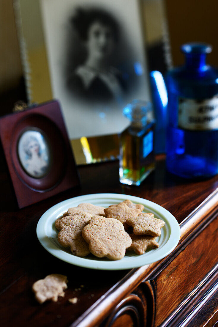 Lebkuchenplätzchen auf Teller