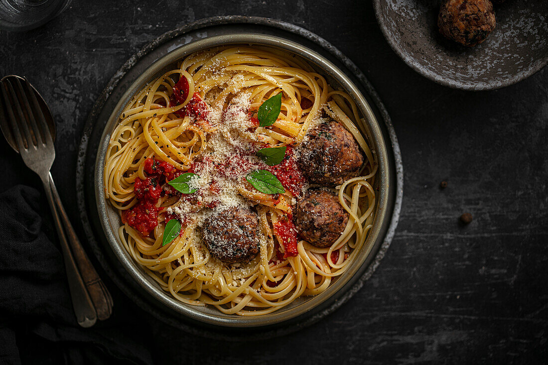 Spaghetti with vegetarian dumplings and tomato sauce