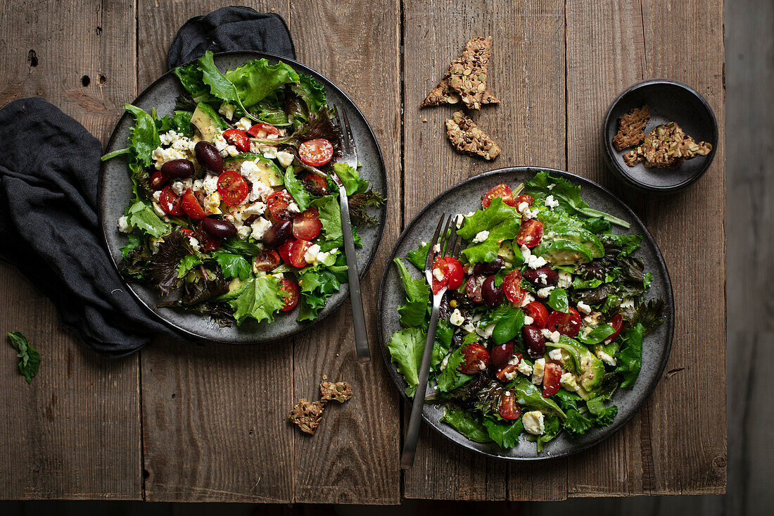 Gemischter Salat mit Blattsalat, Kirschtomaten, Avocado und Oliven