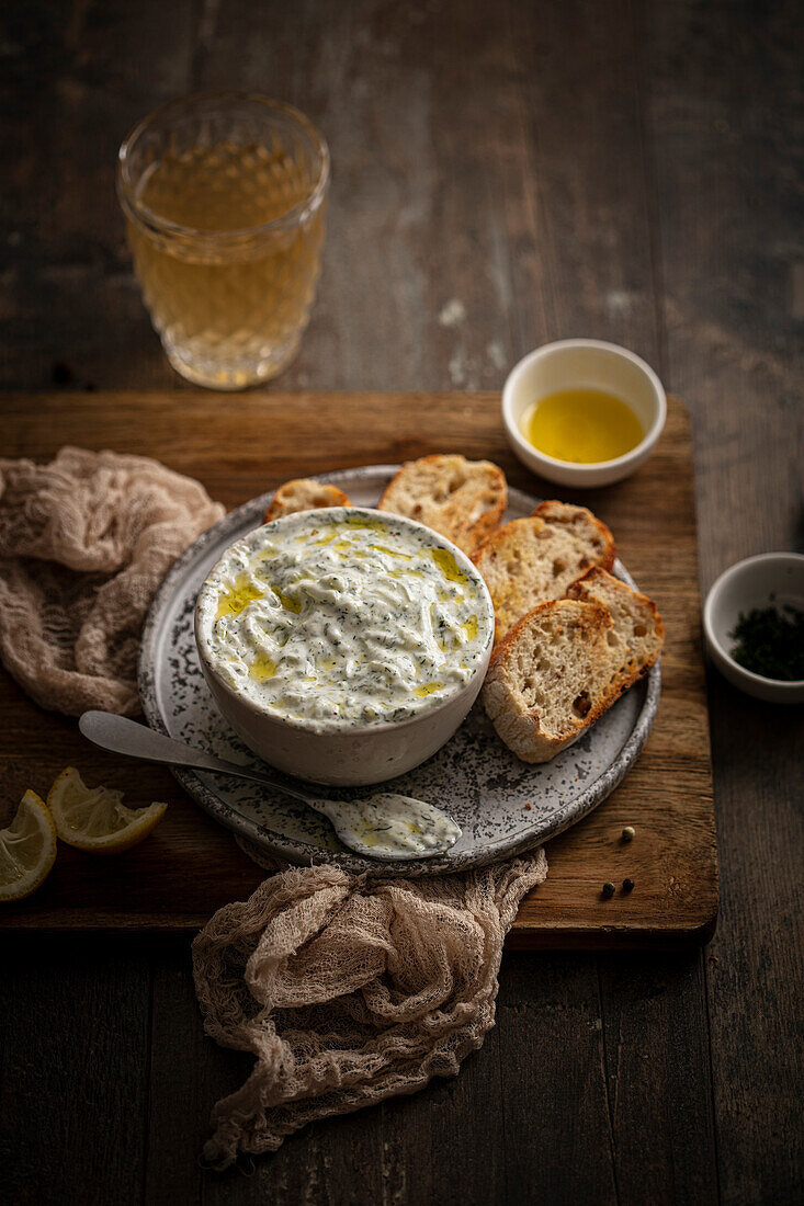 Tzatziki mit Röstbrot als Vorspeise