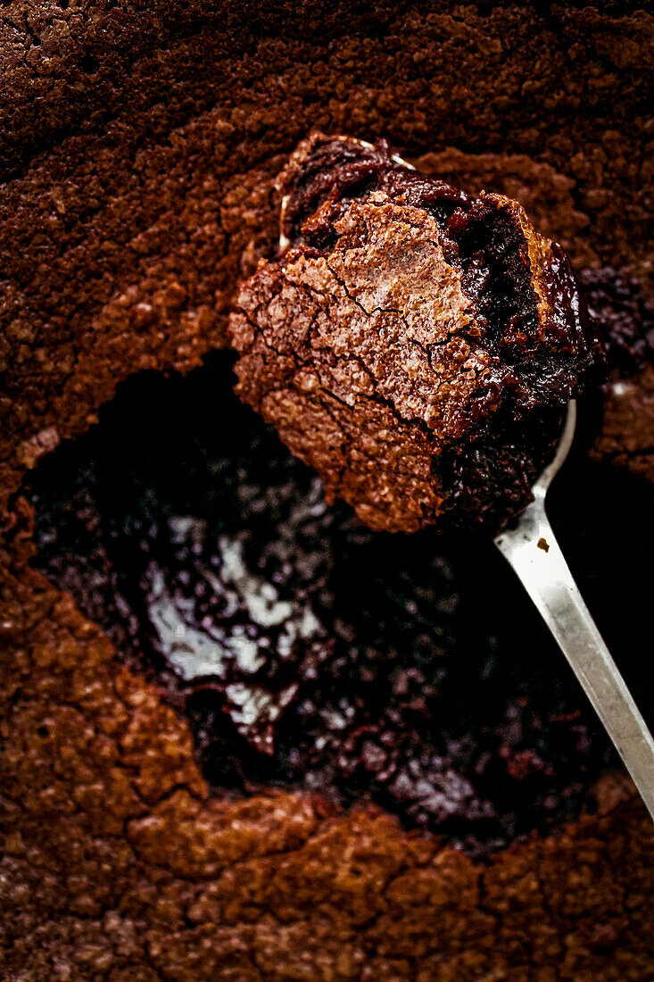 Chocolate Fondant auf Löffel (Close Up)