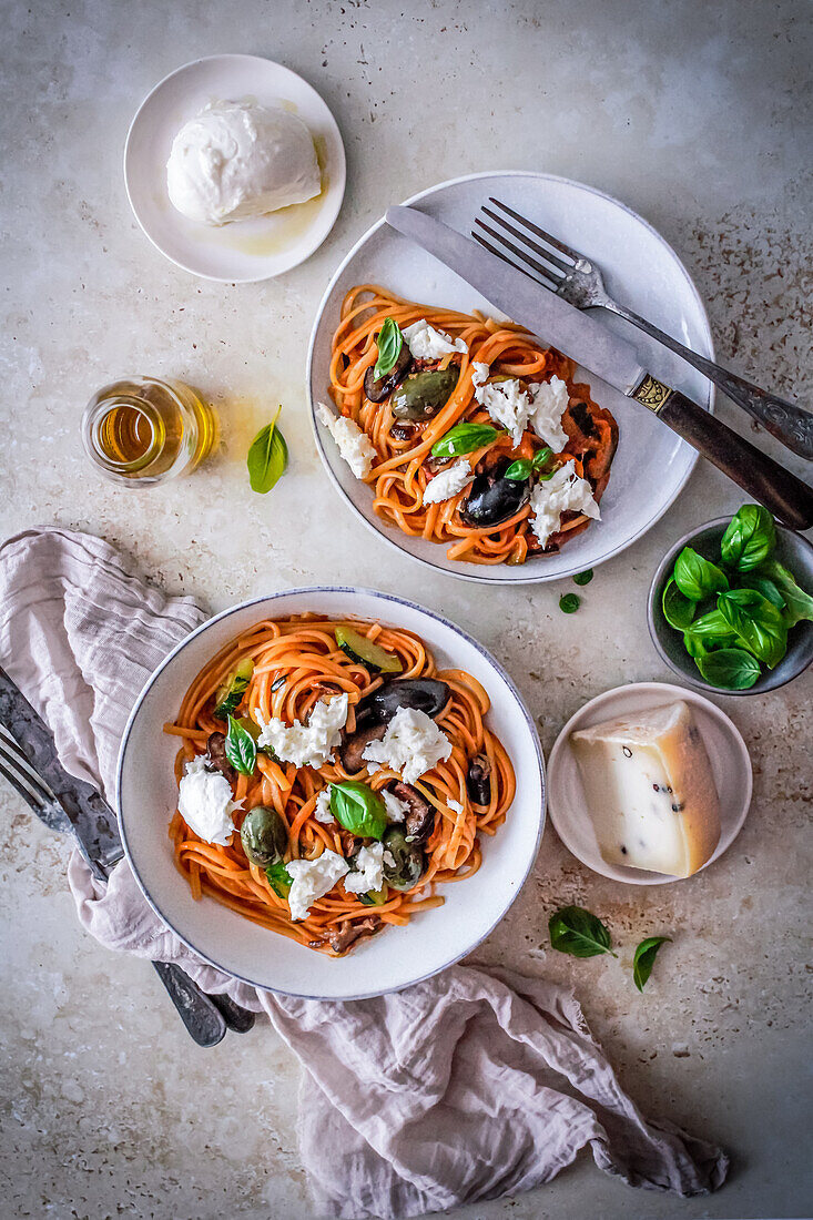 Spaghetti mit Zucchini, gegrillten Auberginen und Mozzarella