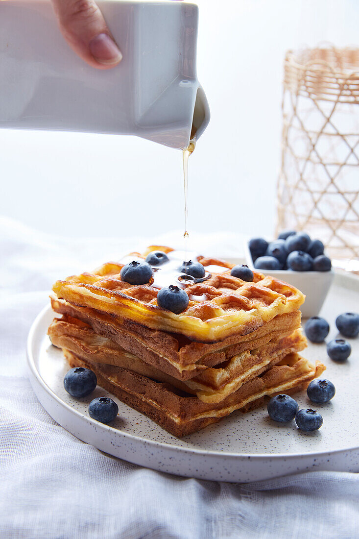 Waffeln mit Honig und Blaubeeren