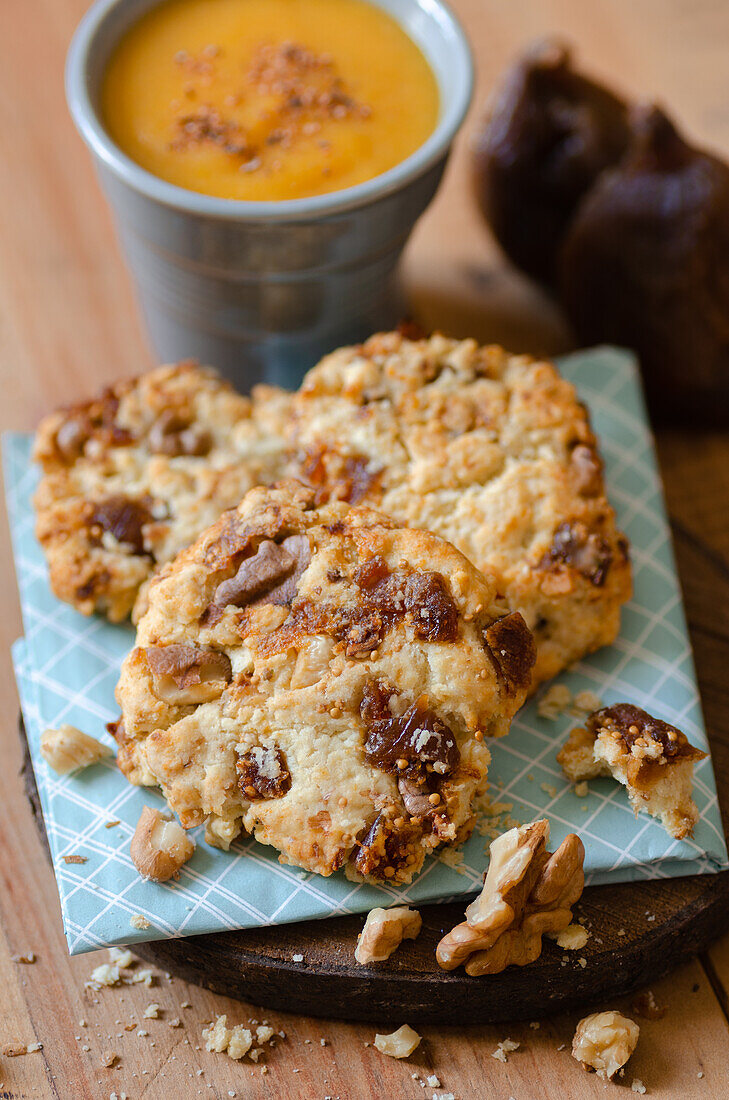 Salziger Cookie mit Feigen und Walnüssen