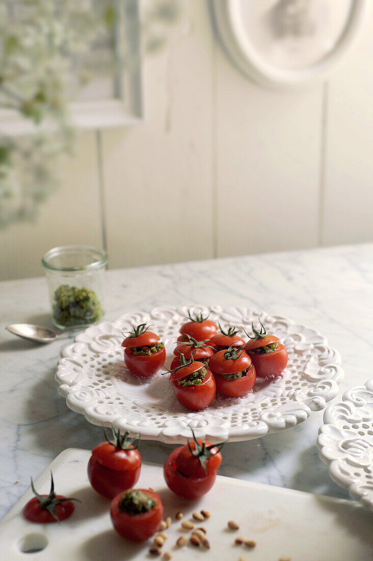 Gefüllte Cocktailtomaten als Aperitif