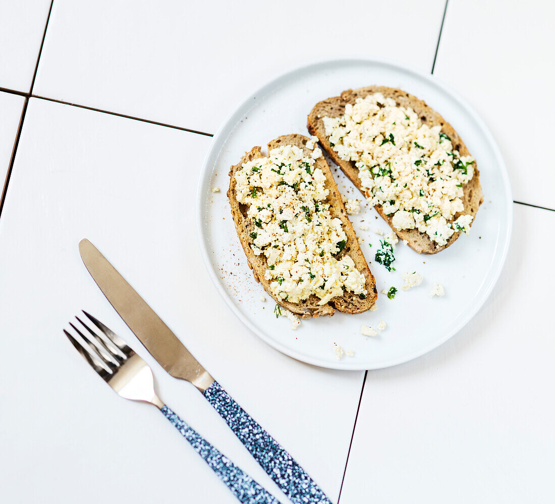 Bread with scrambled eggs with herbs
