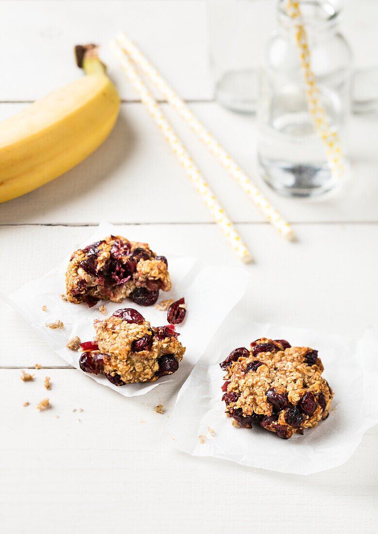 Cookies with bananas and golden raisins