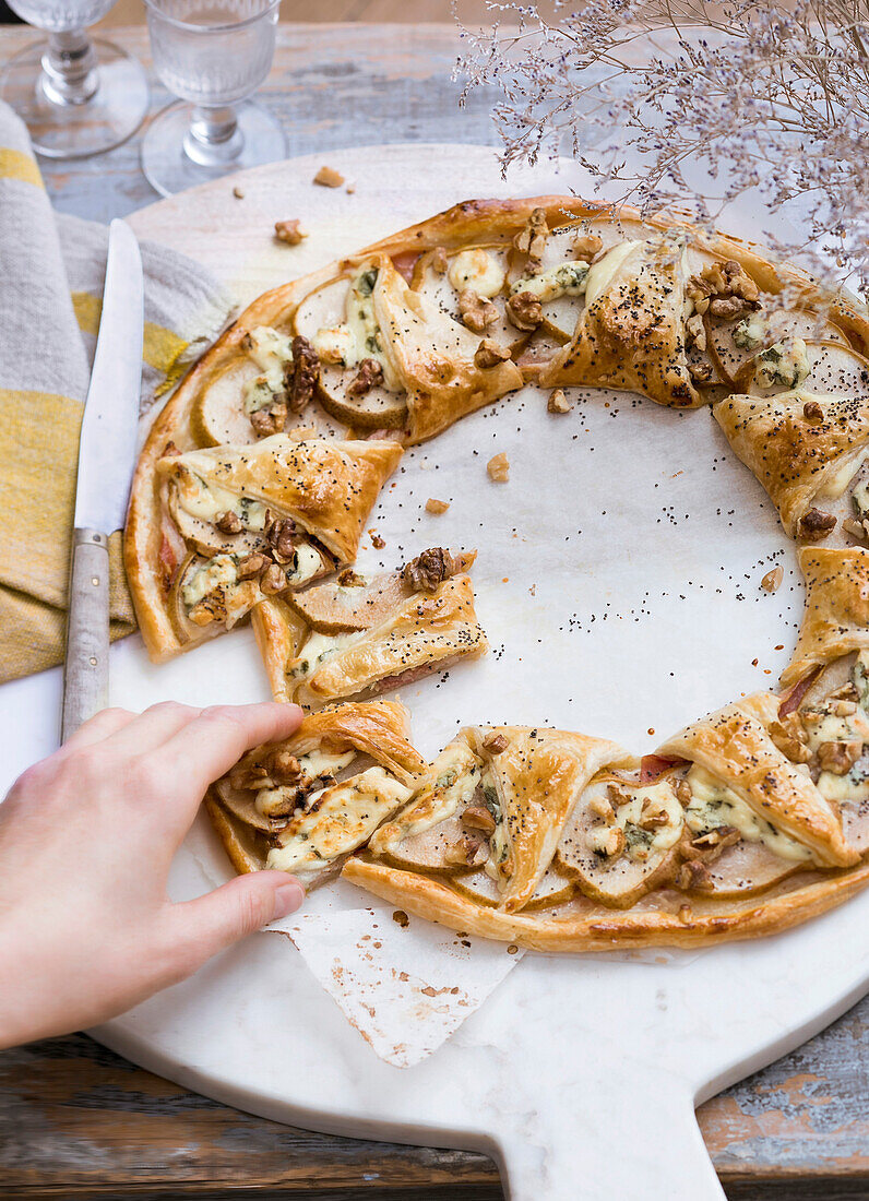 Spicy pear wreath tart with cheese and walnuts