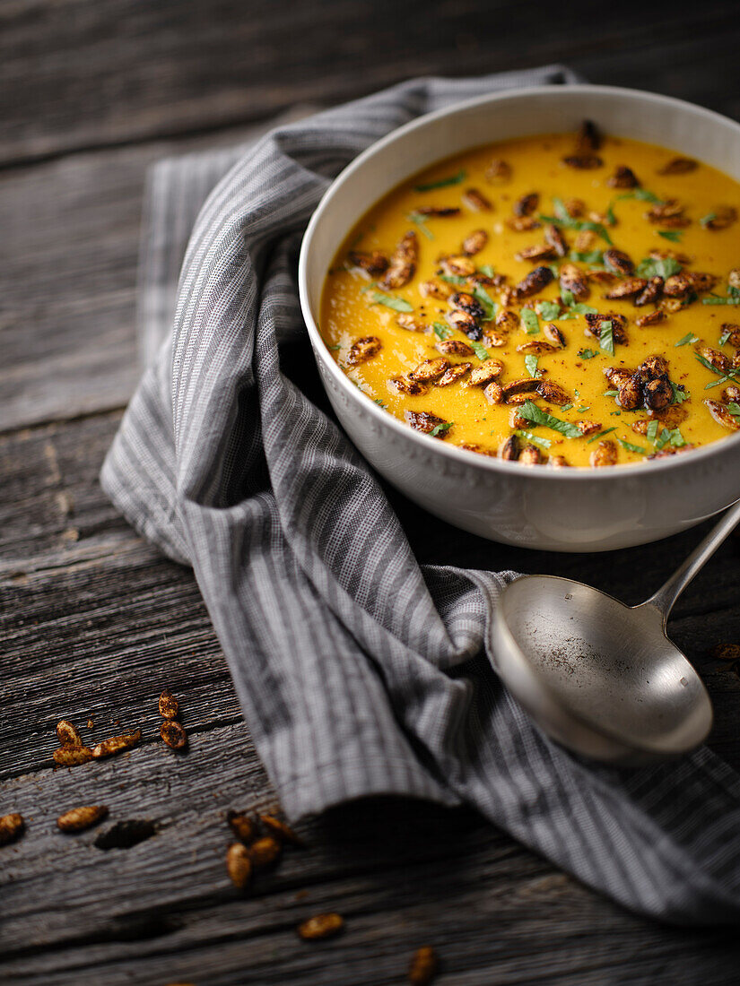 Cream with pumpkin soup with spicy squash seeds