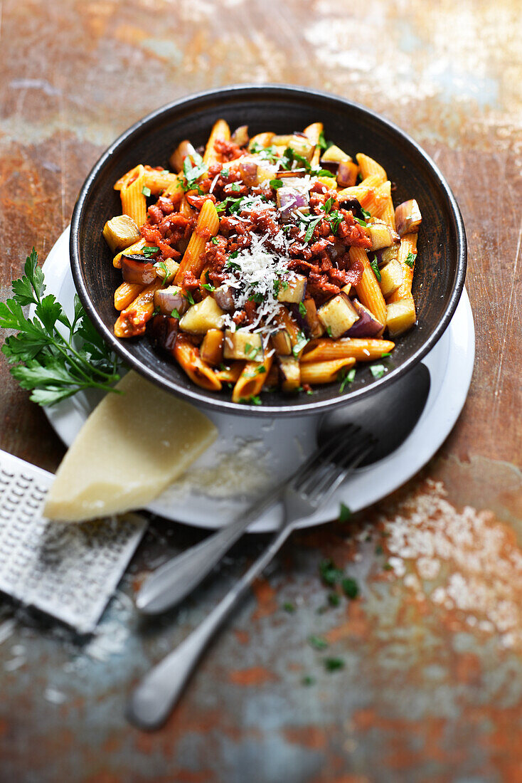 Penne mit Auberginen, Tomaten, Chorizo und Parmesan