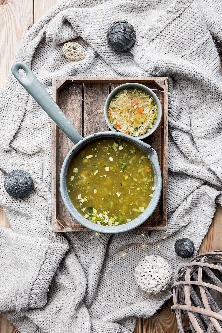 Gemüsesuppe mit Fadennudeln