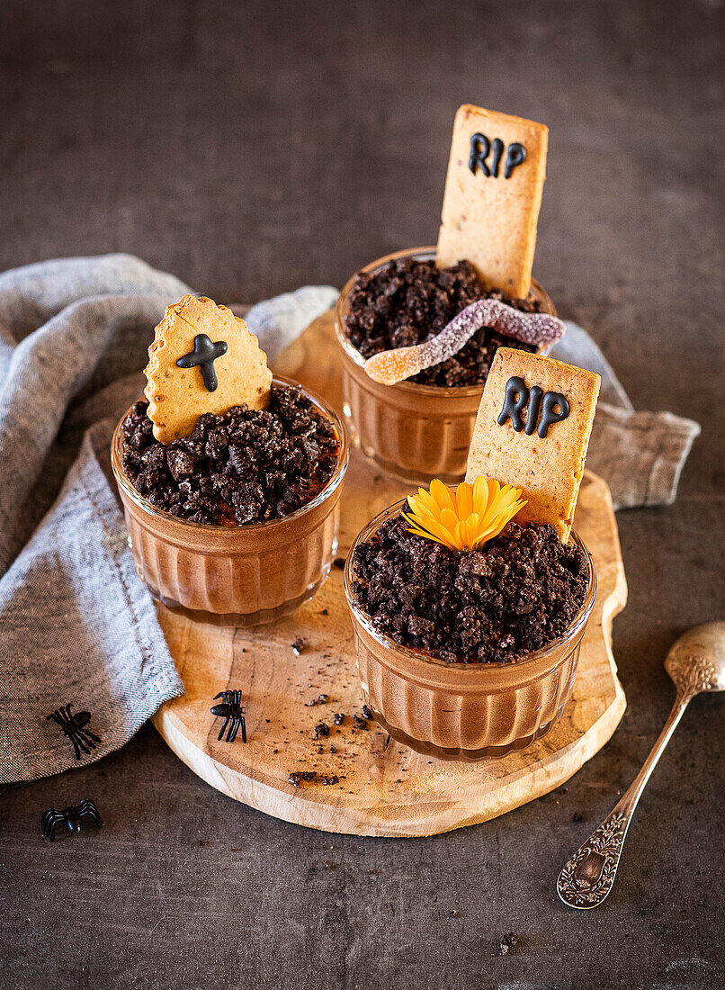 Mousse au Chocolat-Gräber mit Grabsteinen aus Mürbeteig zu Halloween