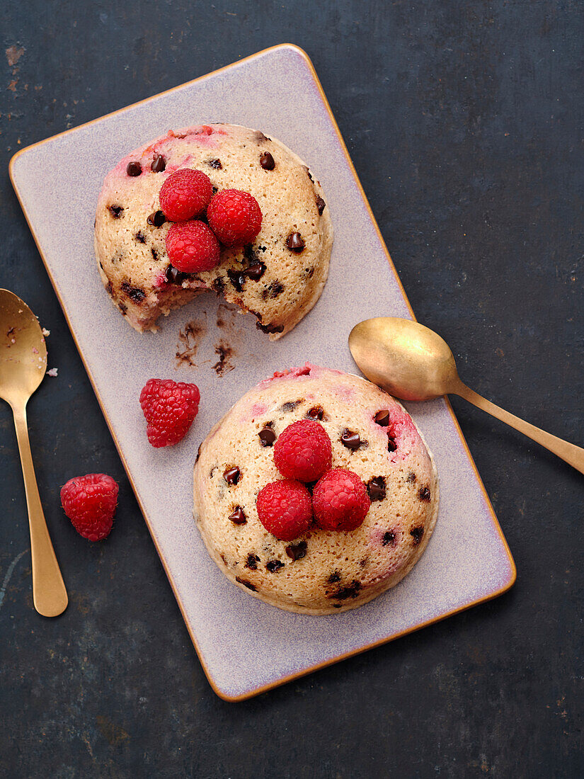 Bowl Cake mit Äpfeln, Himbeeren und Schokoladenstückchen