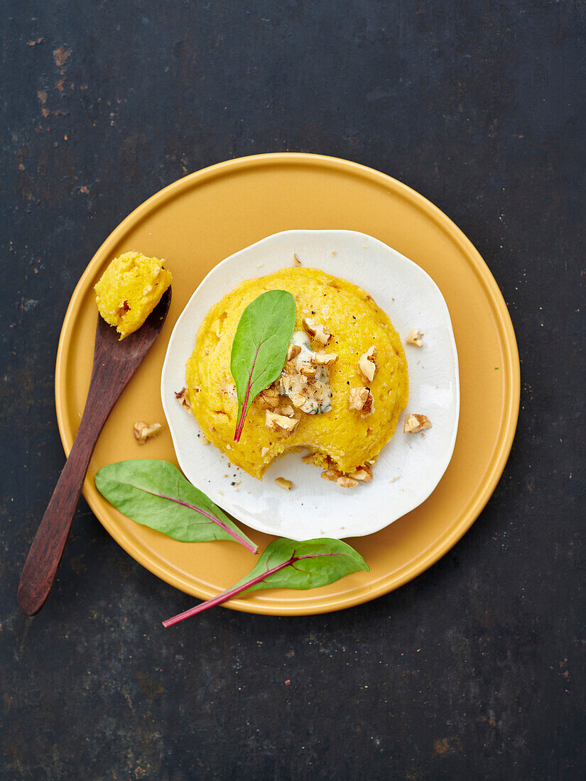 Pikante Cake Bowl mit Kürbis, Roquefort und Walnüssen