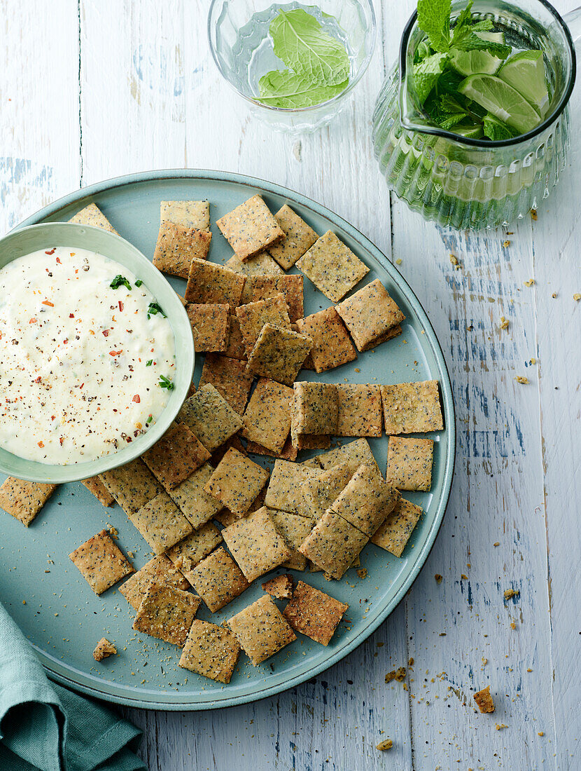 Selbstgemachtes Gebäck zum Aperitif serviert mit Joghurtdip