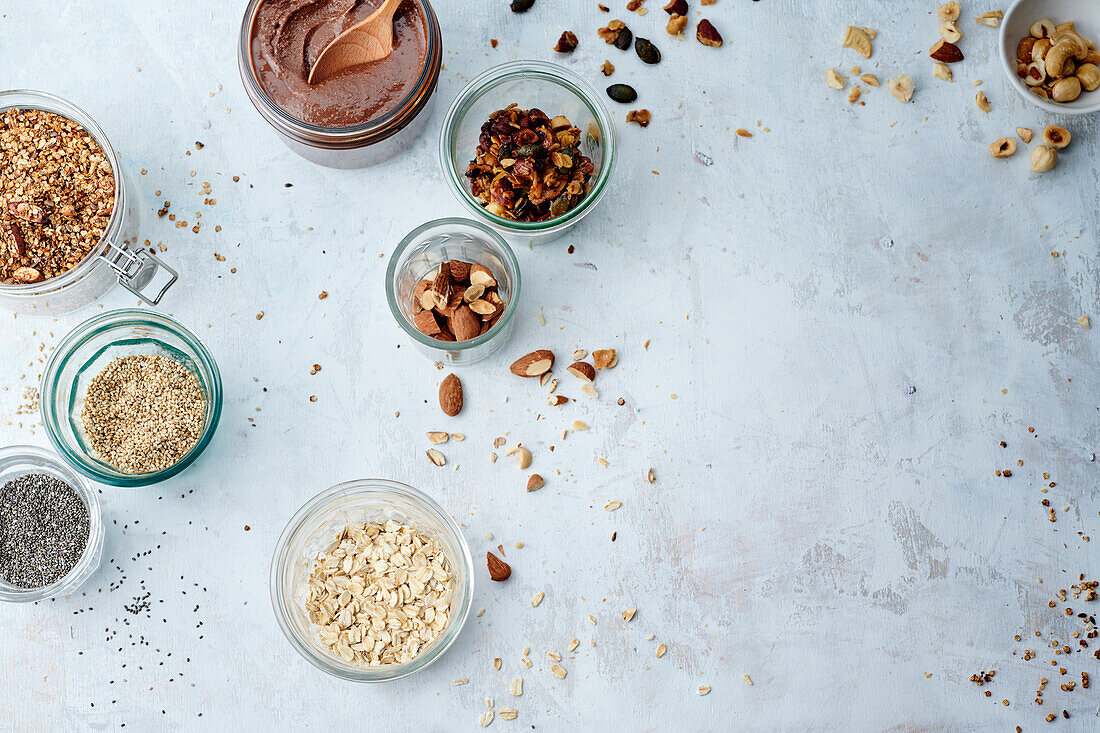 Haferflocken, Samen und Nüsse als Zutaten für selbstgemachtes Müsli