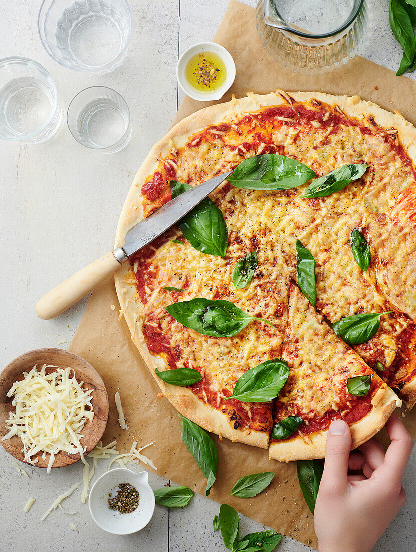 Pizza mit Tomaten, Käse und Basilikum