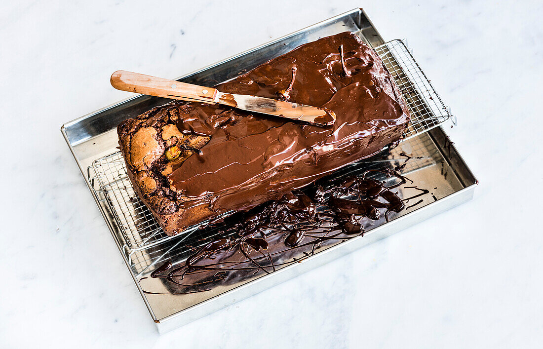 Schokoladenkuchen mit Birnen zubereiten: Kuchen mit Schokoglasur einstreichen