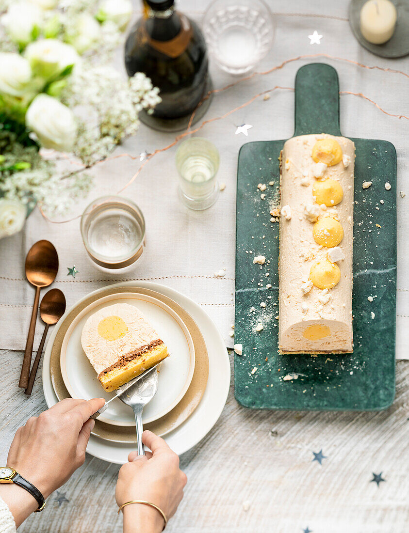 Bûche Pralinée mit Zitronencreme