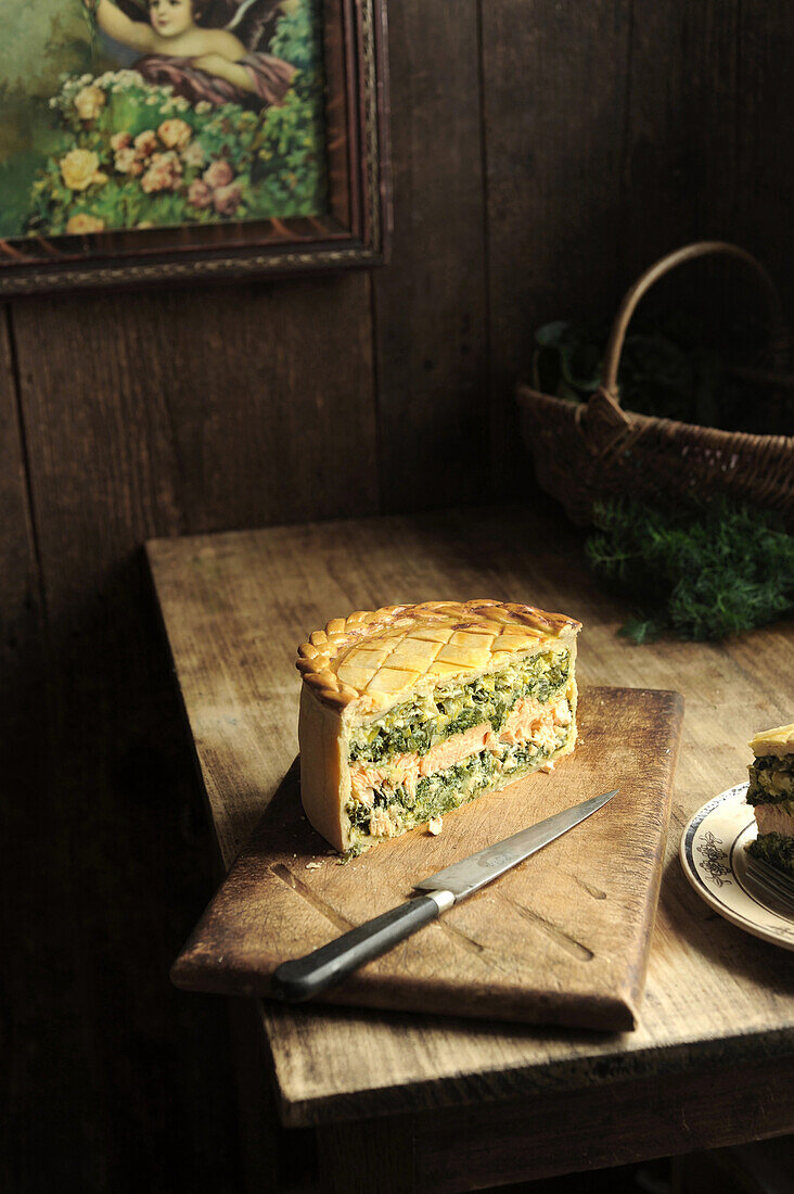 Pie with salmon, spinach and leeks