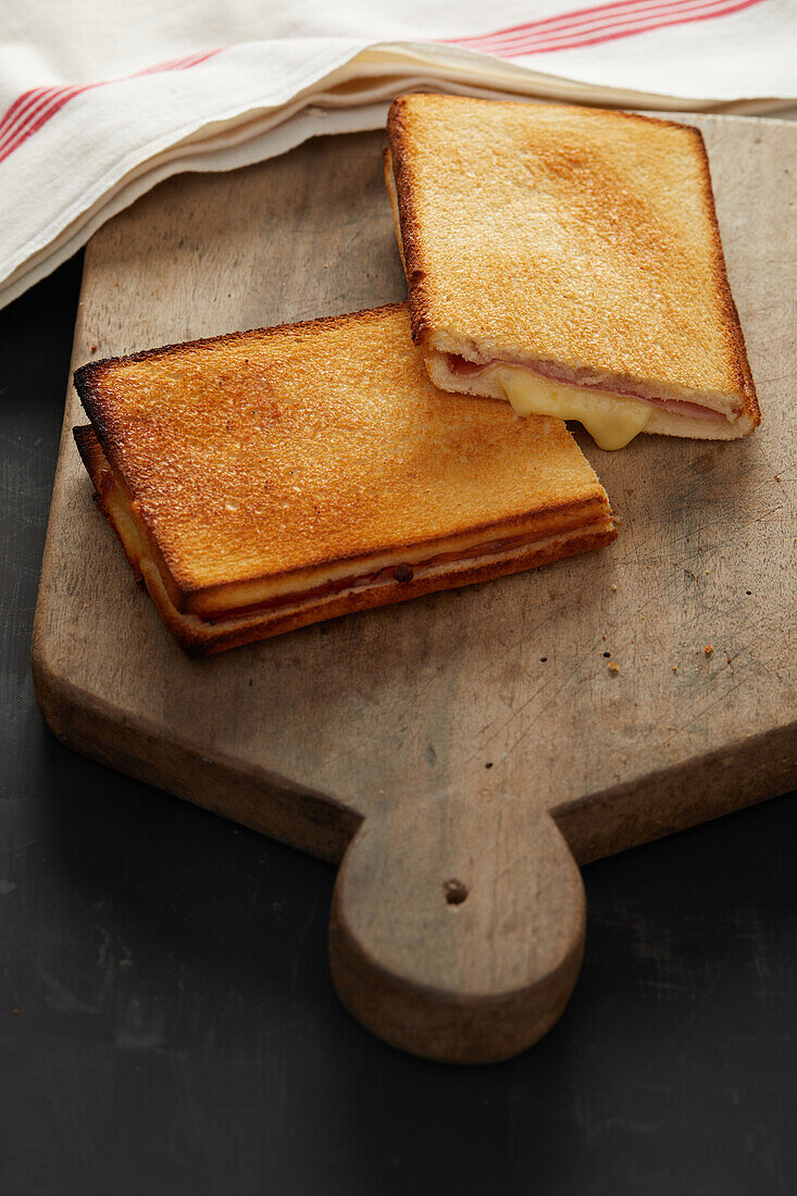 Croque monsieur auf Holzbrett