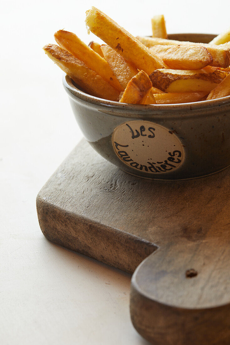 Pommes frites in einer Schüssel