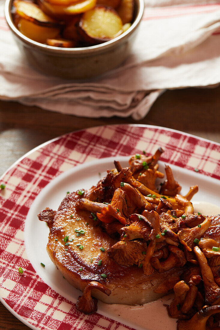 Gegrilltes Schweinekotelett mit Pfifferlingen