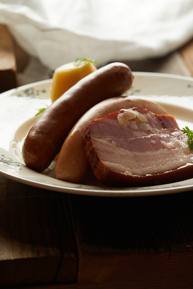 Elsässisches Sauerkraut mit 4 Fleischsorten serviert im Topf mit Bio-Kohl aus dem Elsass