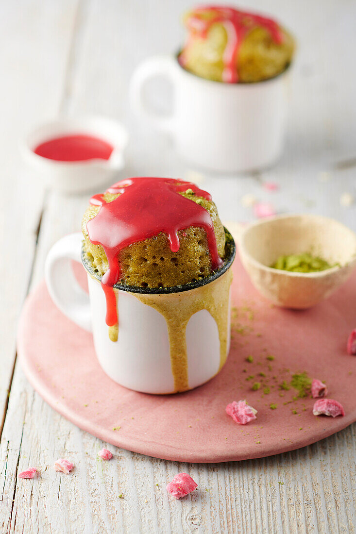 Matcha Mug Cake mit rosa Pralinencoulis
