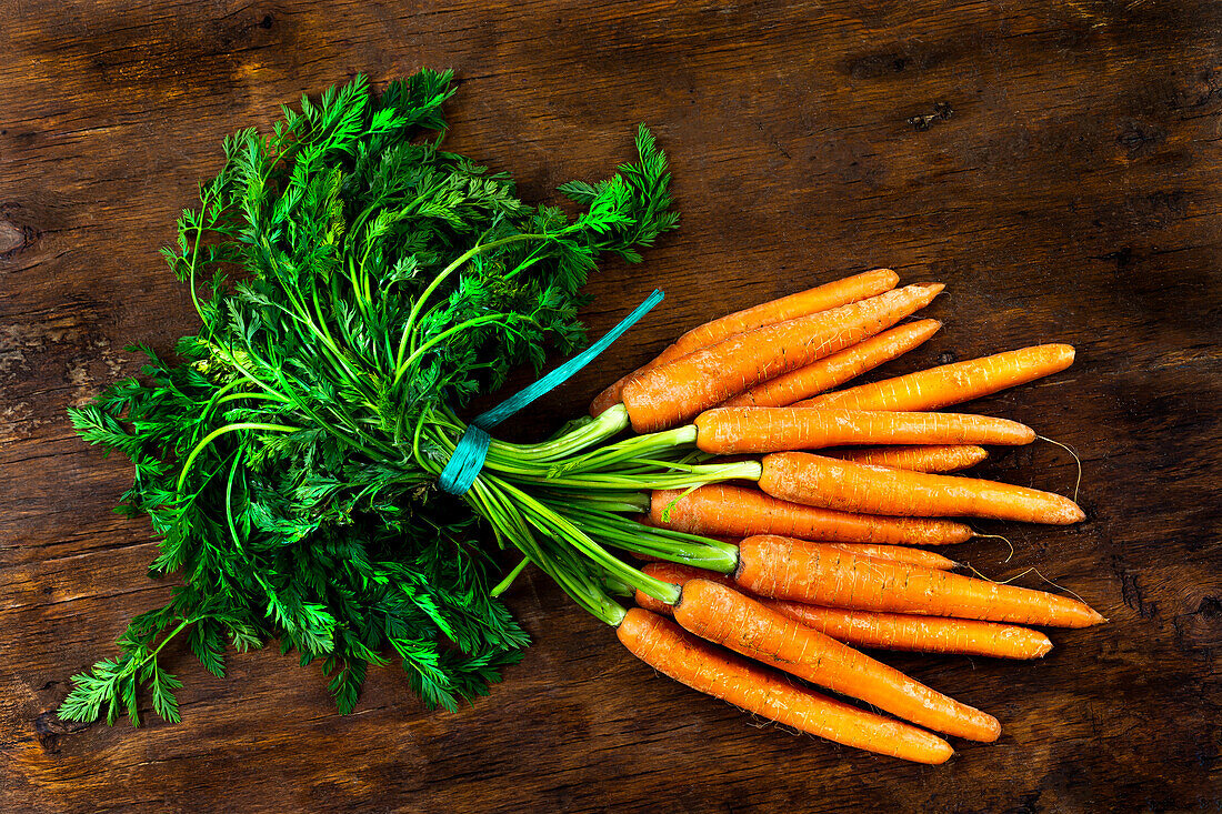Ein Bund frische Karotten mit Karottengrün